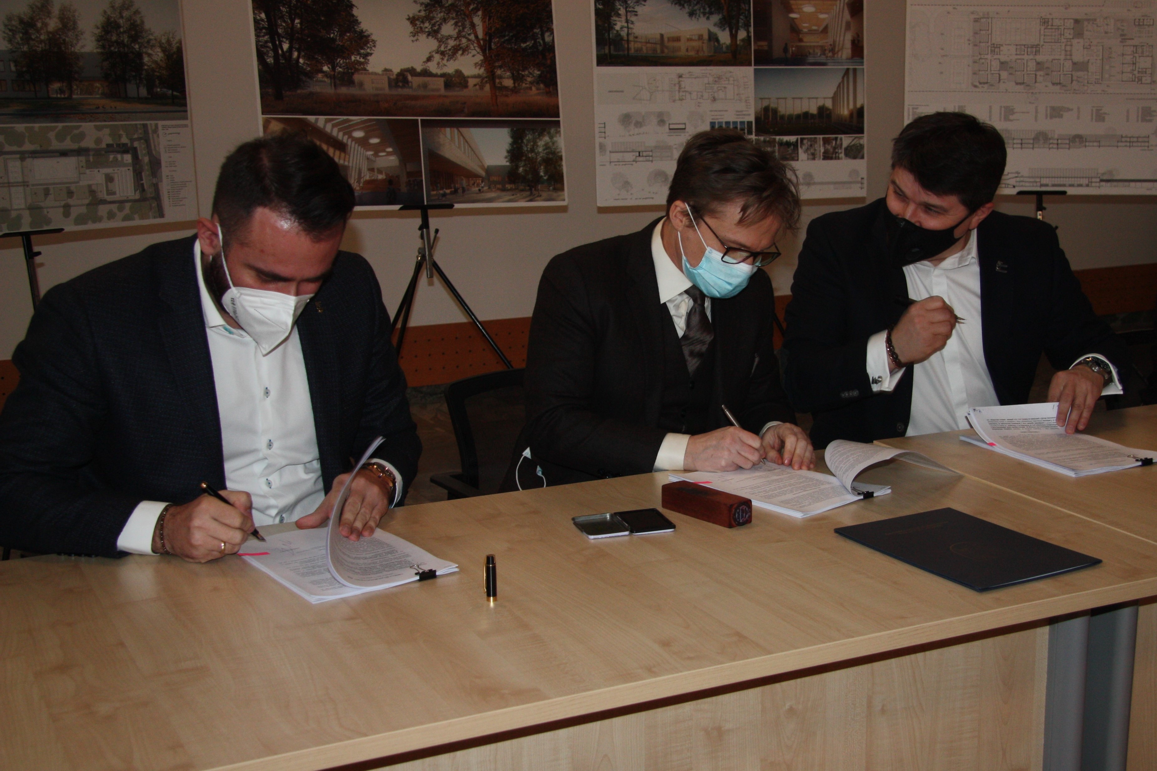 Burmistrz Grzegorz Kuca, architekt Piotr Bujnowski i Zastępca Burmistrza Jan Mackiewicz podpisują umowę na projektowanie szkoły przy ul. Świderskiej